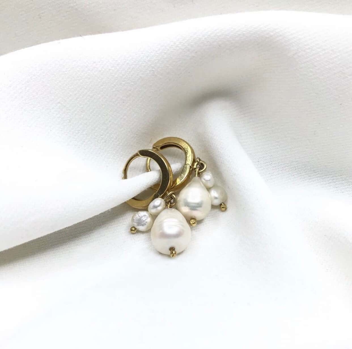 kolczyki z perłami o nieregularnym kształcie